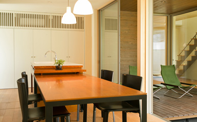 眺めのいい窓 ダイニングテーブル