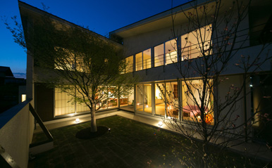 眺めのいい窓 中庭夜景