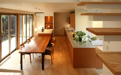 books and gardens 階段からキッチン