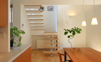 books and gardens キッチンから階段