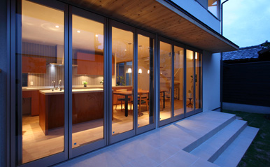 books and gardens ダイニングキッチン 夕景