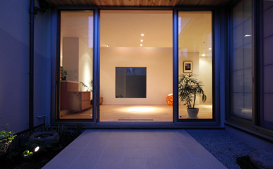 books and gardens 中庭 夜景