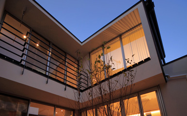 ファミリーポートレイト 中庭夕景