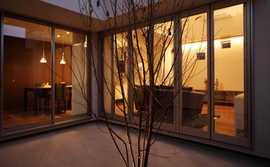 ファミリーポートレイト 中庭から