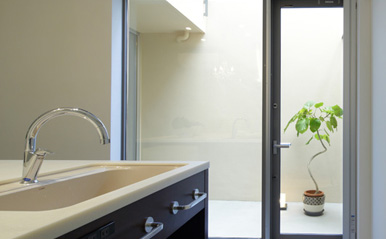 ねことひきこもる家 キッチンから中庭