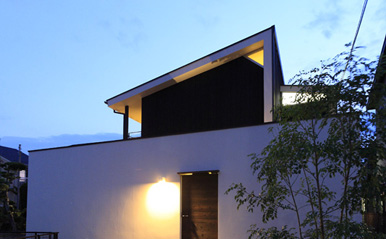 キッチンの家 全景夕景