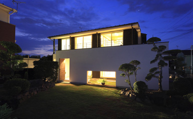 キッチンの家 全景夜景